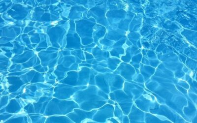 Muere un niño tras quedar su mano enganchada en la rejilla de una piscina